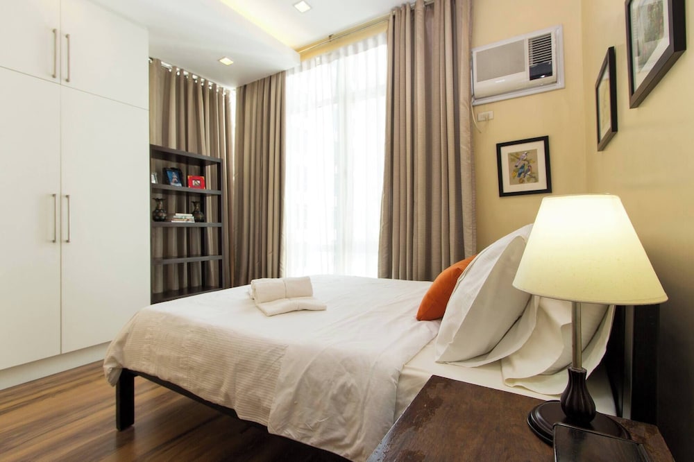 Elegant 2BR Apartment in Upscale Fort BGC Fast Wifi