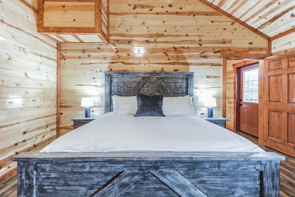 Laurel Point Indoor Pool Screening Game Room Located in Smoky Mtn Ridge