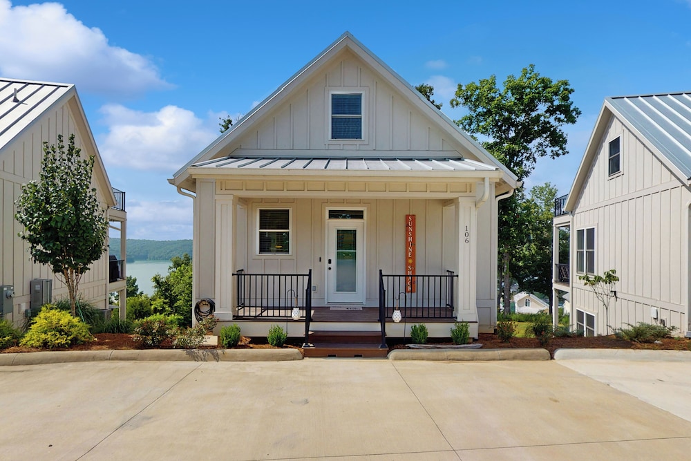 3 BR Home w/ Decks & Lake Views!