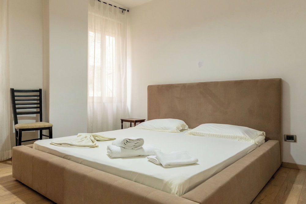 Tirent Apartment - Spacious 2-Bedroom Stay Near Liqeni i Thatë