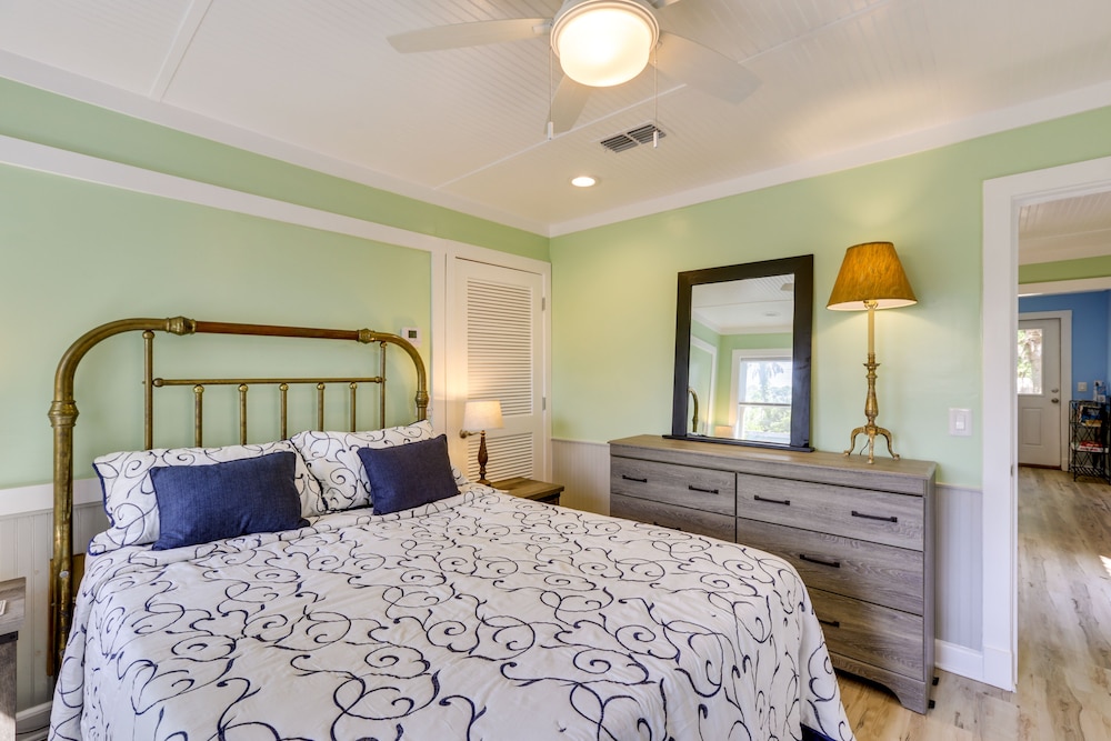 Sunny Apalachicola Vacation Rental With Deck! view 2