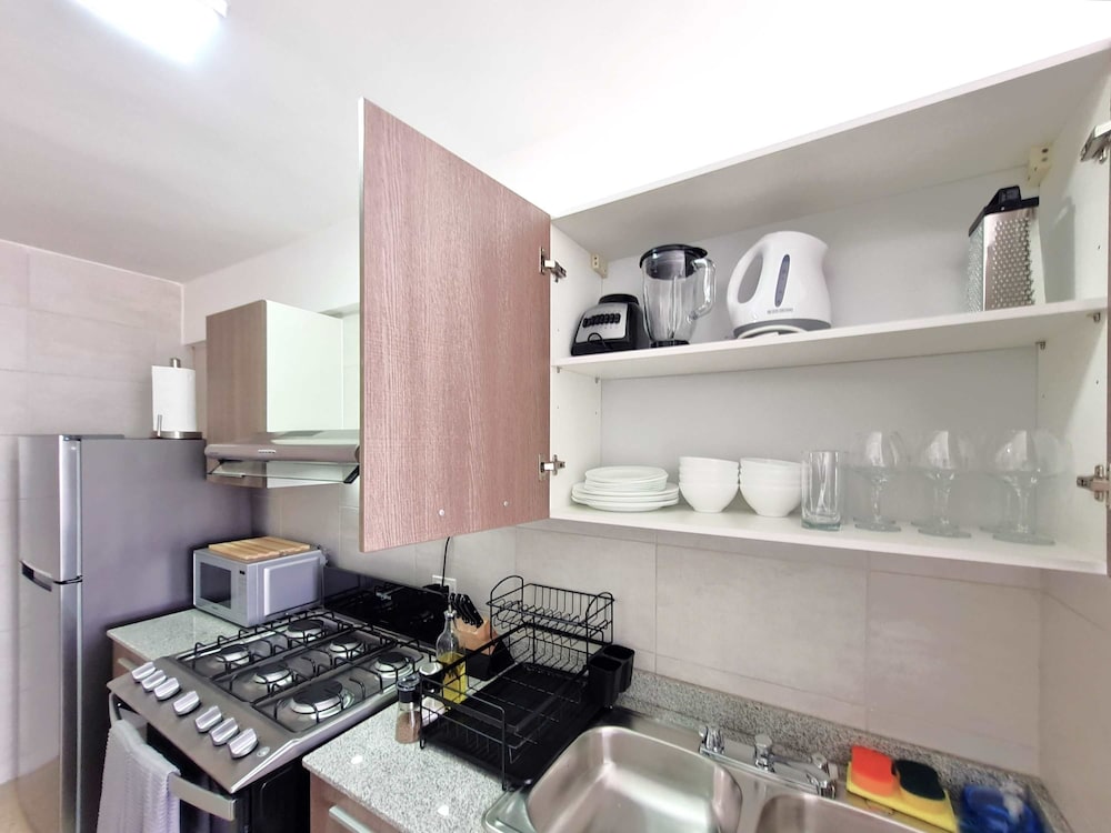 w Modern 2BR In La Cresta