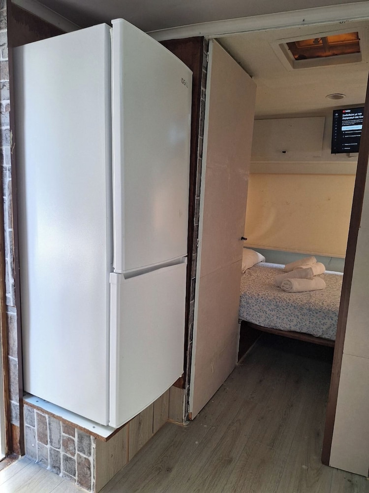GARDEN APARTMENT (ELECTRIC CAR CHARGING STATION)