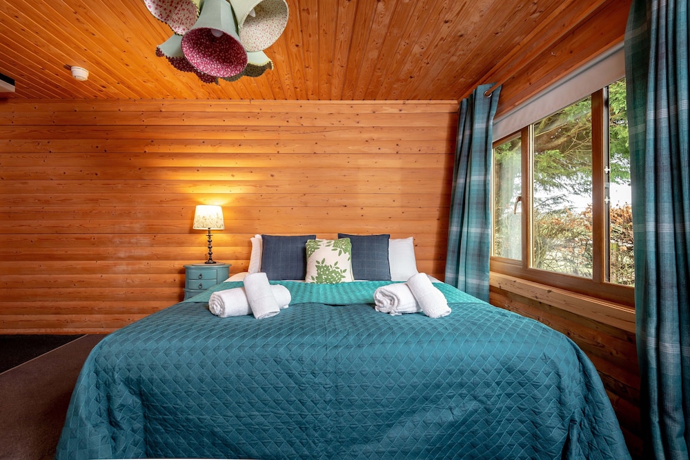 Redlands Country Lodge Log Cabin Apartments & WeeBothy view 3