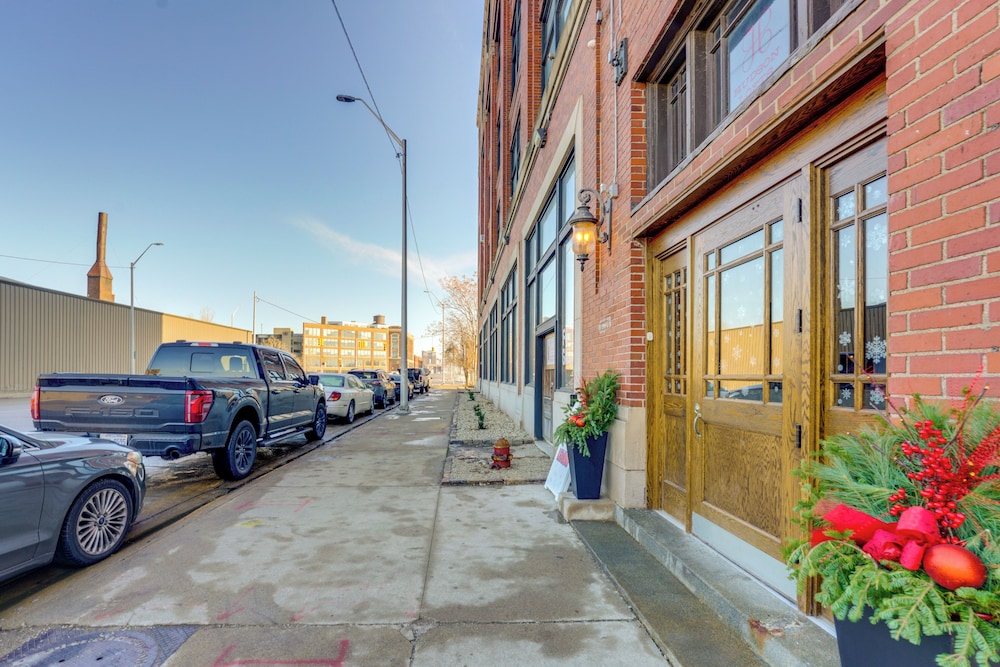 Steps to Riverwalk! City-view Condo in Corktown