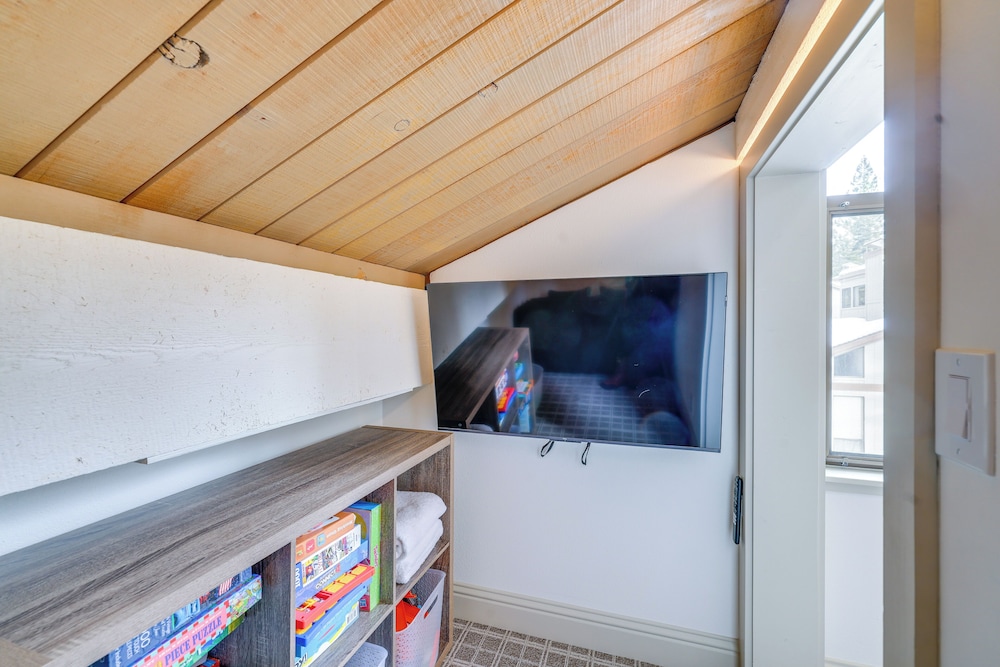 8 Mi to Northstar Slopes: Tahoe Gem w/ Fireplace