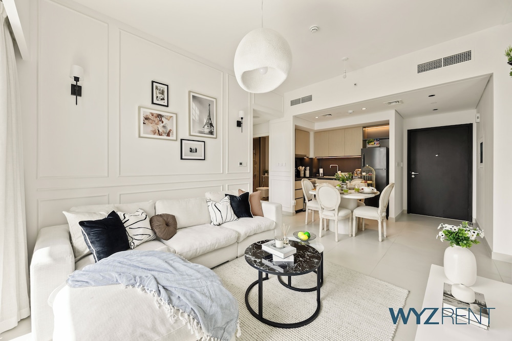 Alluring Parisian 1Br in Burj Crown