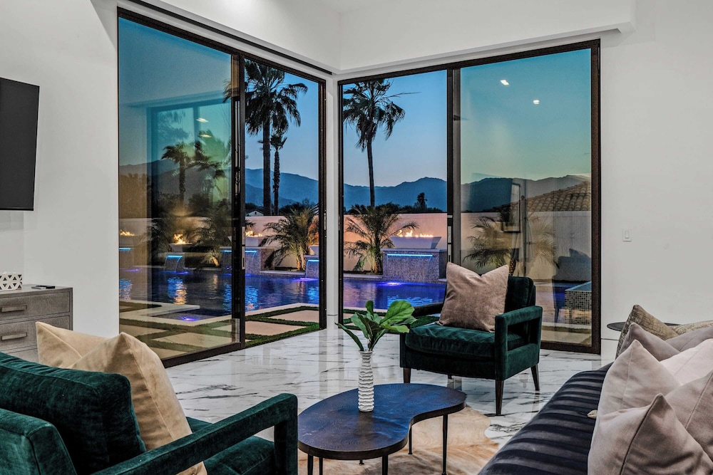 Sleeps 31 2 Luxury Villas w/ Pool + Spa, Putting Green Bravo by Avantstay