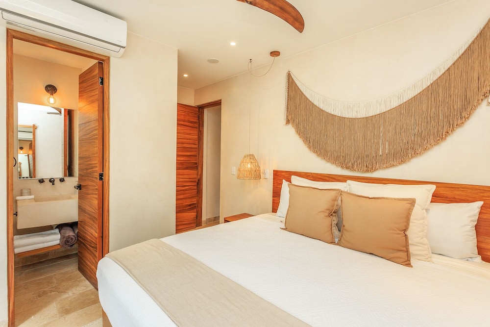 Luxury Stay with Private Pool Just Minutes to Beach Hotspots by Stella Rentals view 5