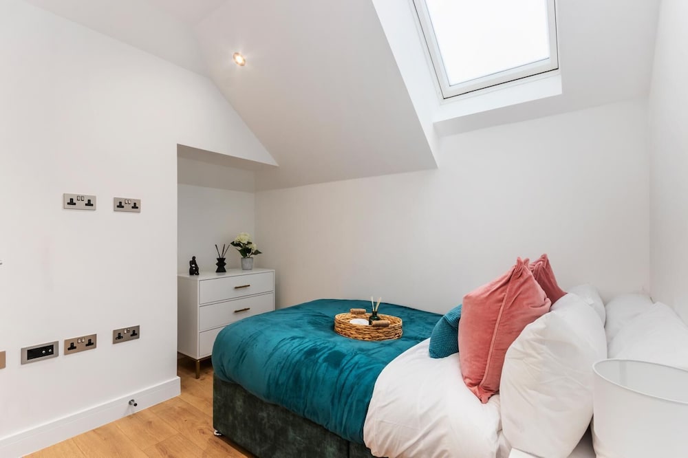 Deluxe 2-BR Saarb Apartment Leatherhead