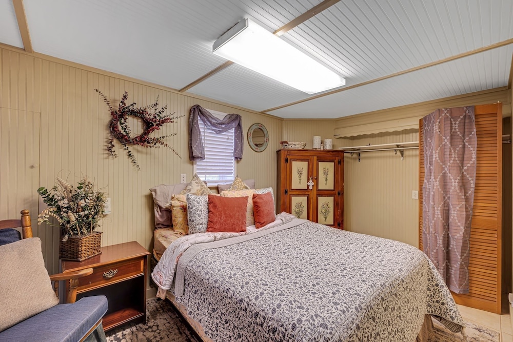 Riverside Serenity: A Picturesque Retreat 2 Bedroom Cottage by RedAwning view 4
