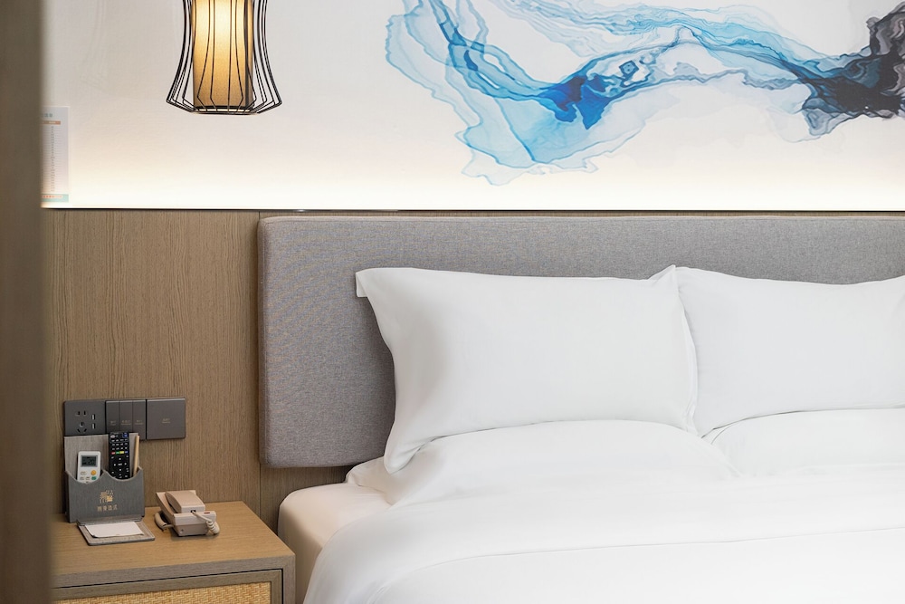 Trendy Romantic Hotel Guangzhou Panyu Qiaonan Aoyuan Plaza Branch - Free Deliver Service to Canton Fair Complex During Canton Fair Period