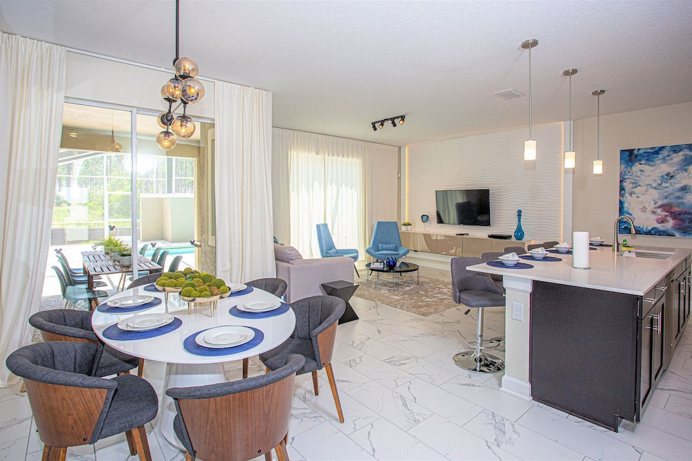 396 - 4bd/3ba Luxurious Homechampions Gate Resort