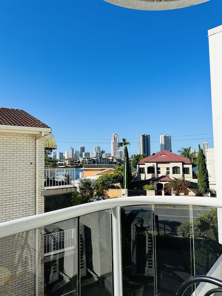 Modern Apartment in Chevron Island