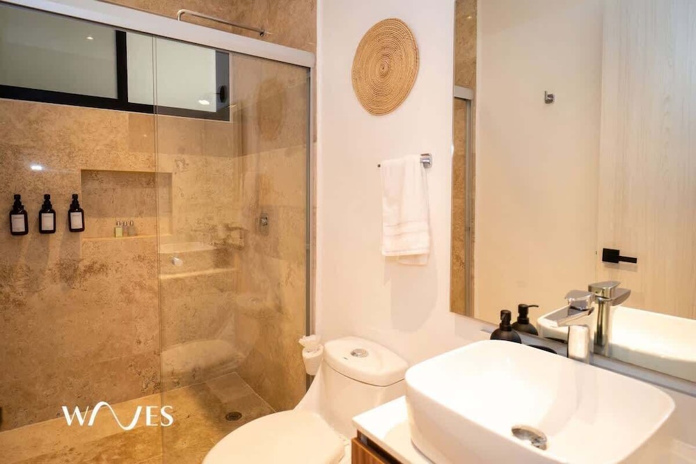 Prime Location 2 BR Apartment With Natural Ligthed & LX Amenities by Waves Management