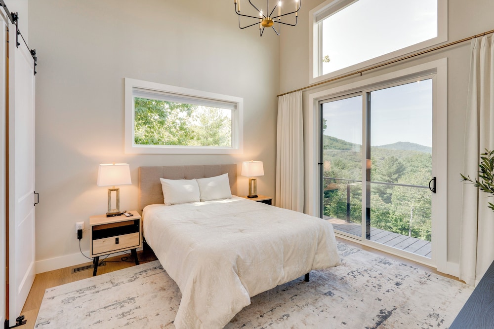 Mtn-view Decks & Fire Pit: Quiet Brasstown Escape