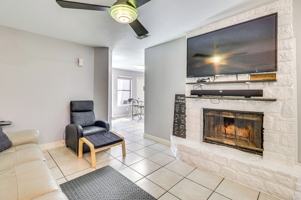 4 Mi to Dtwn: Gem w/ Pool Access & Patio in Austin