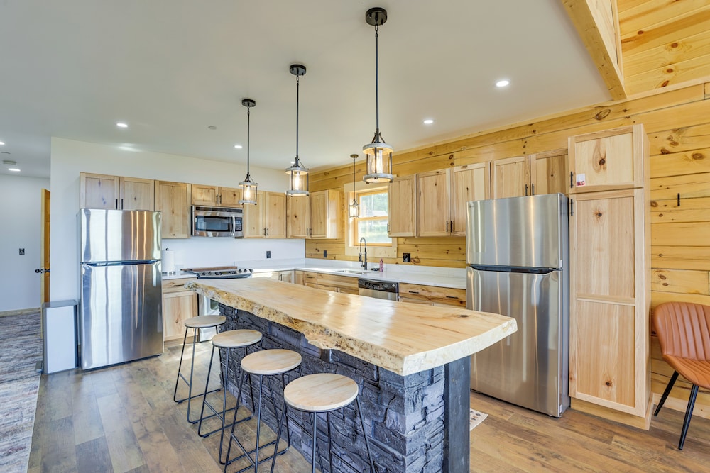 Mtn Cabin w/ Hot Tub + Game Room in Mchenry