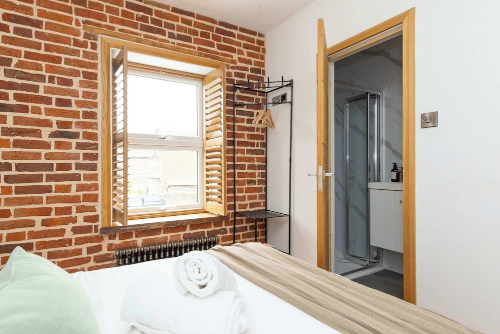 Spacious 4-bed Near City Sea