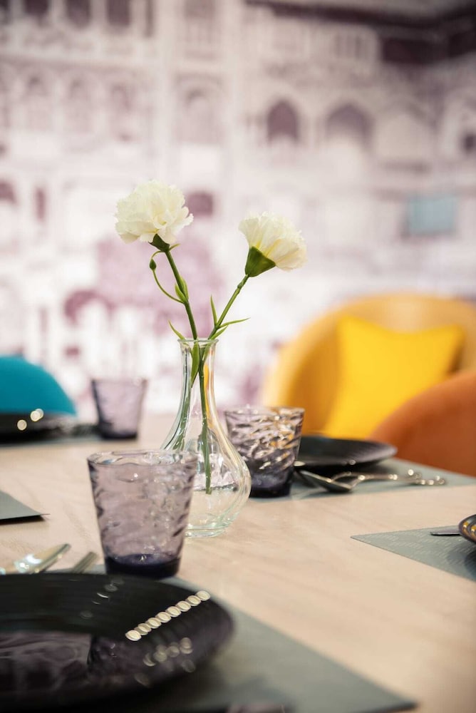 Xuru Stays I Waterfront Designer 2BR - 5 min to Airport