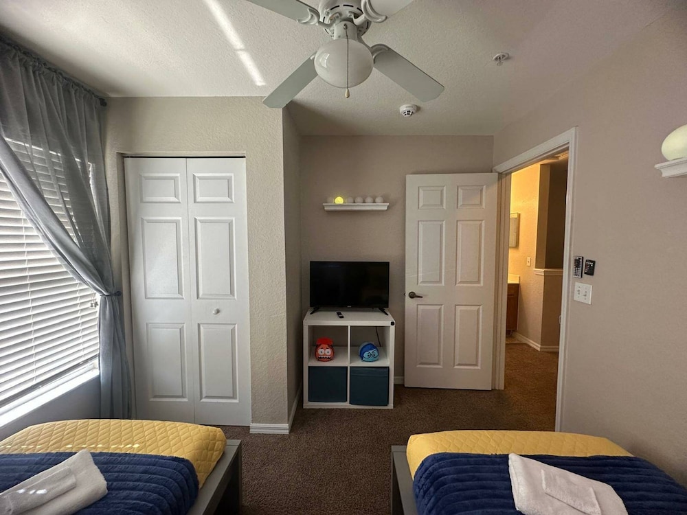 Charming Townhouse Near Disney