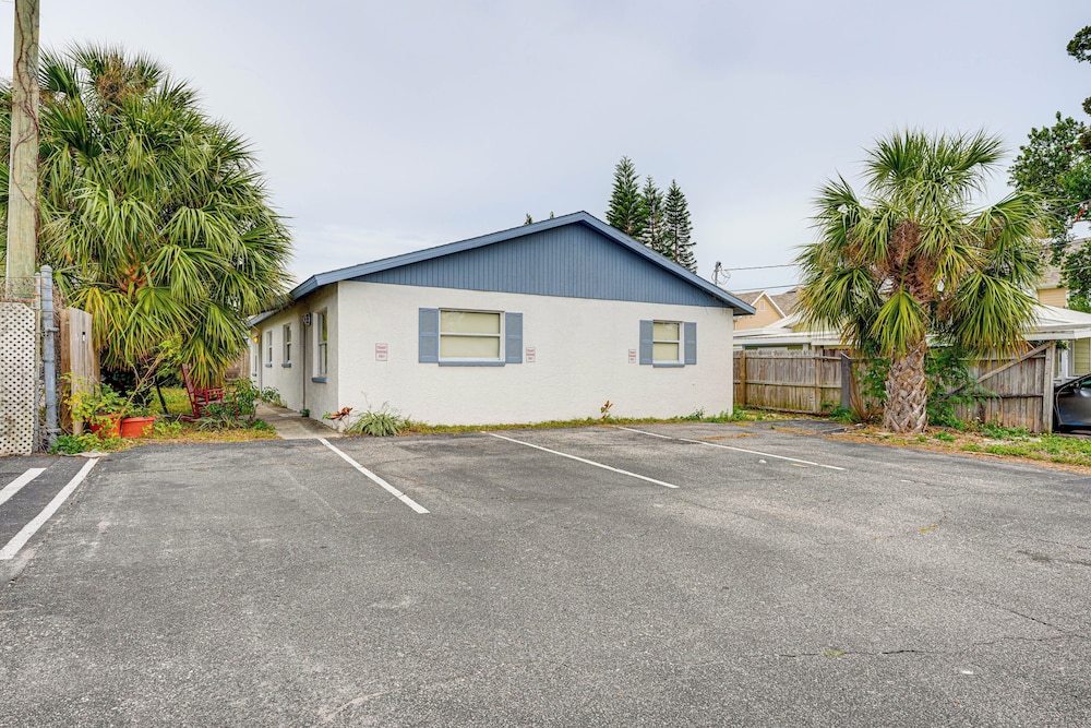 Dtwn Palm Harbor Condo: Walk to Water!