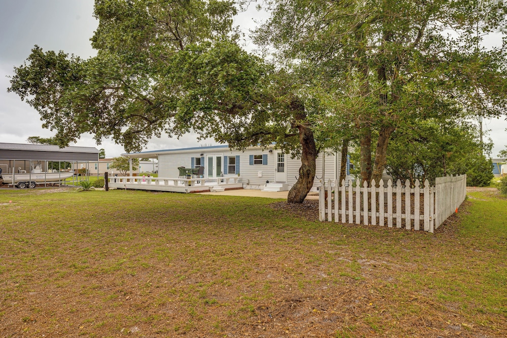 Harkers Island Getaway w/ Deck: Near Cape Lookout!