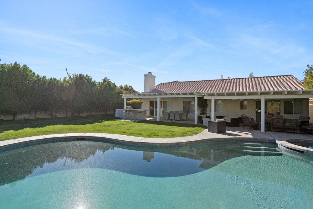Stunning 5 Star Home Retreat Private Pool Spa BBQ 4 BR