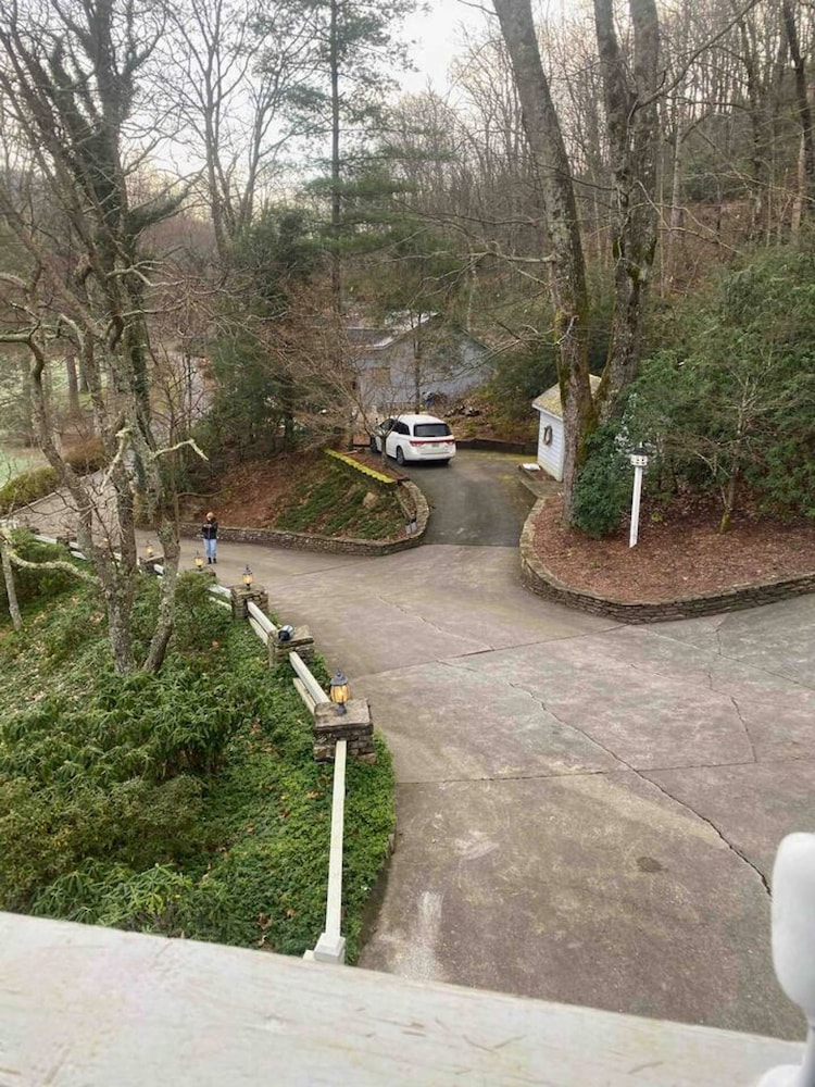 5 BR House- Mt Mitchell Golf Course on the River