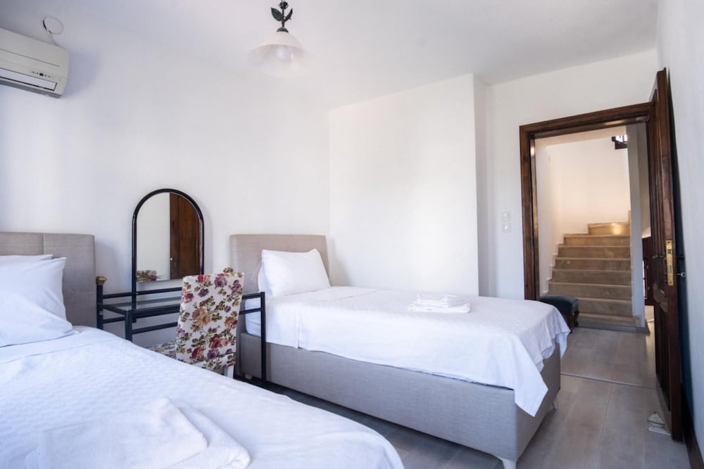 Astonishing Villa With Pool Near Tilkicik Bay view 2