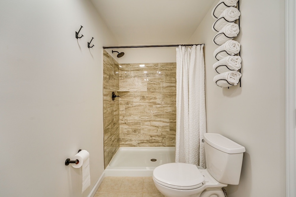 Modernized St Clair Apartment: Walk to Boardwalk! view 5