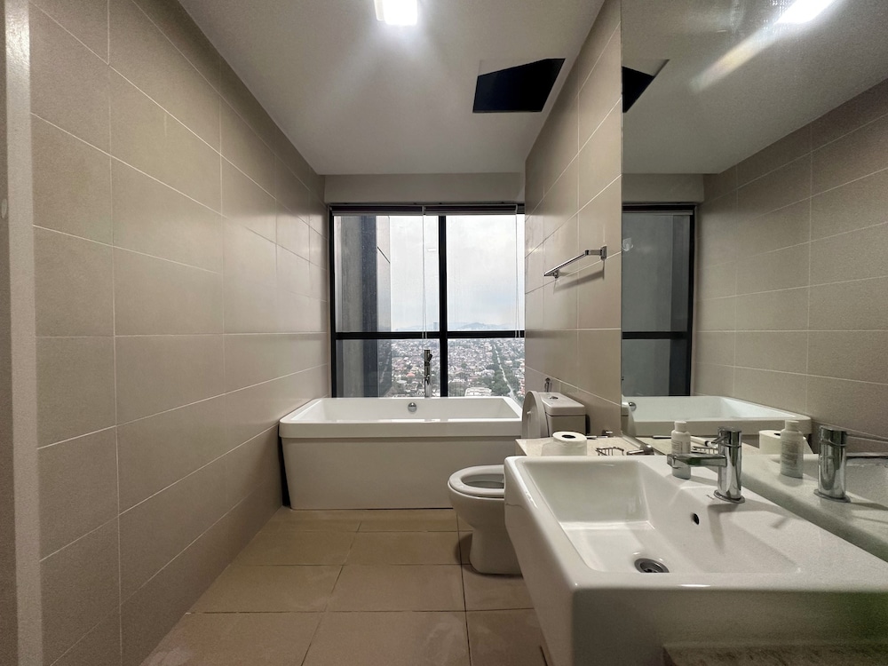 Skyline Luxe 4BR Retreat with En-suites