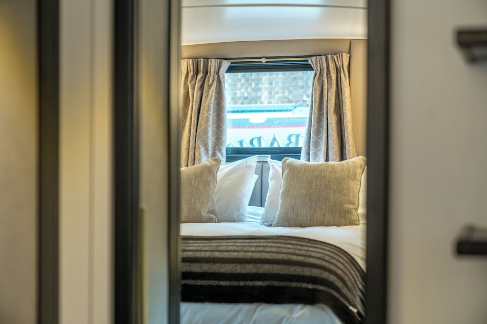 Elegant houseboat near Canary Wharf