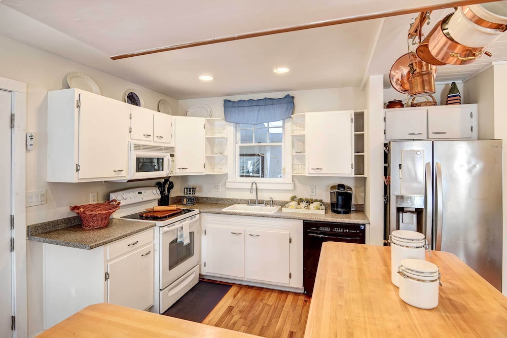 Beautiful Portsmouth Cottage By the Sea w/ Jacuzzi