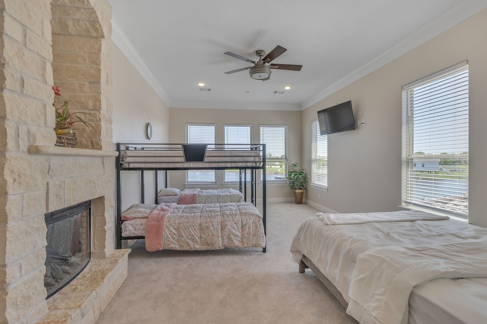 Charming 2 Story Retreat 2 Bedroom Home by RedAwning view 4