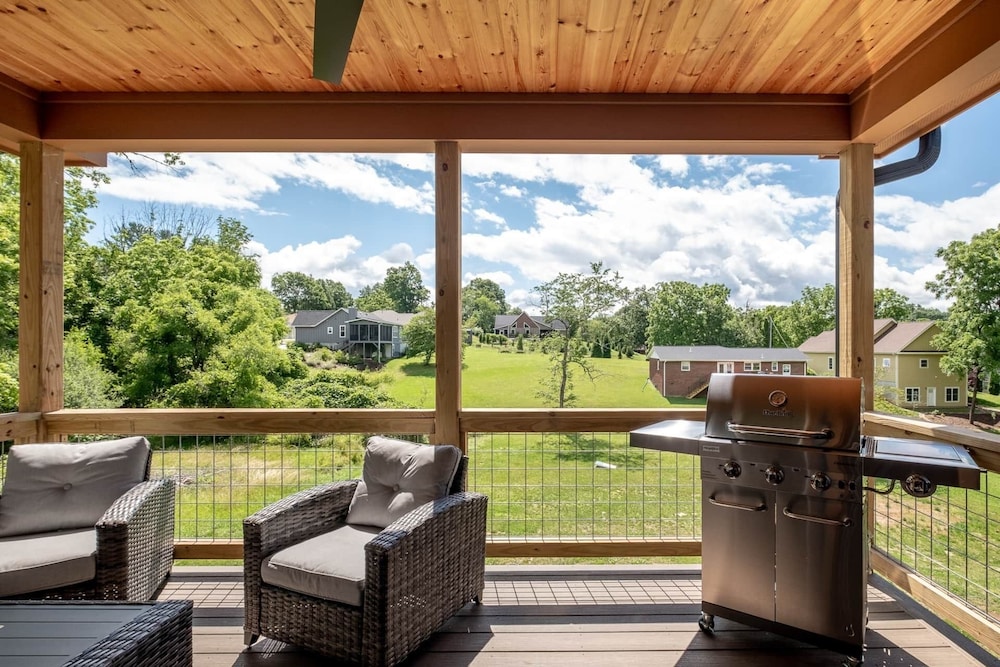 Downtown Brevard Retreat &Cyclists Dream