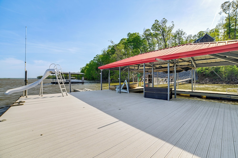 Game Room & Screened Porch: Kentucky Lake Retreat!