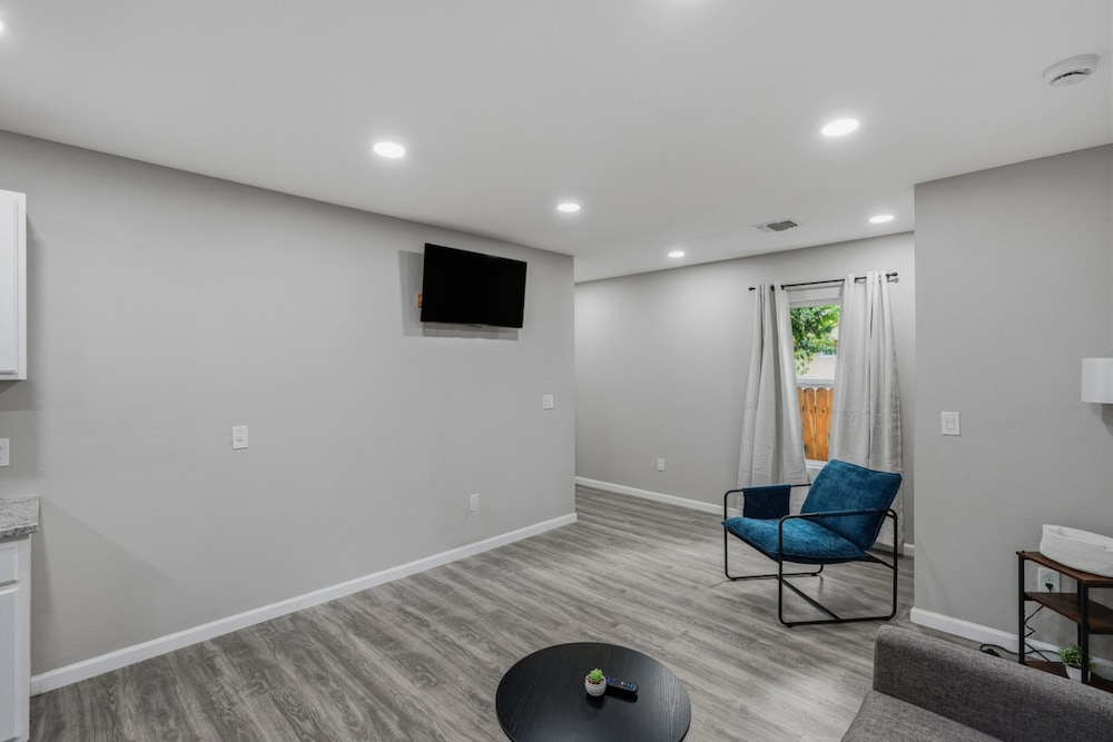 Spacious 3BR Retreat Near Downtown River Walk