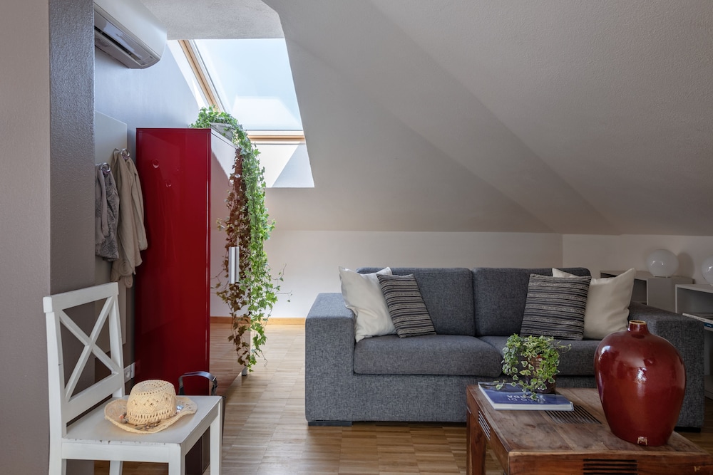 Vialeromadodici Rooms & Apartments