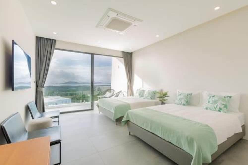 Yamu Hills Panoramic Ocean View 6 Bed Luxury Vila