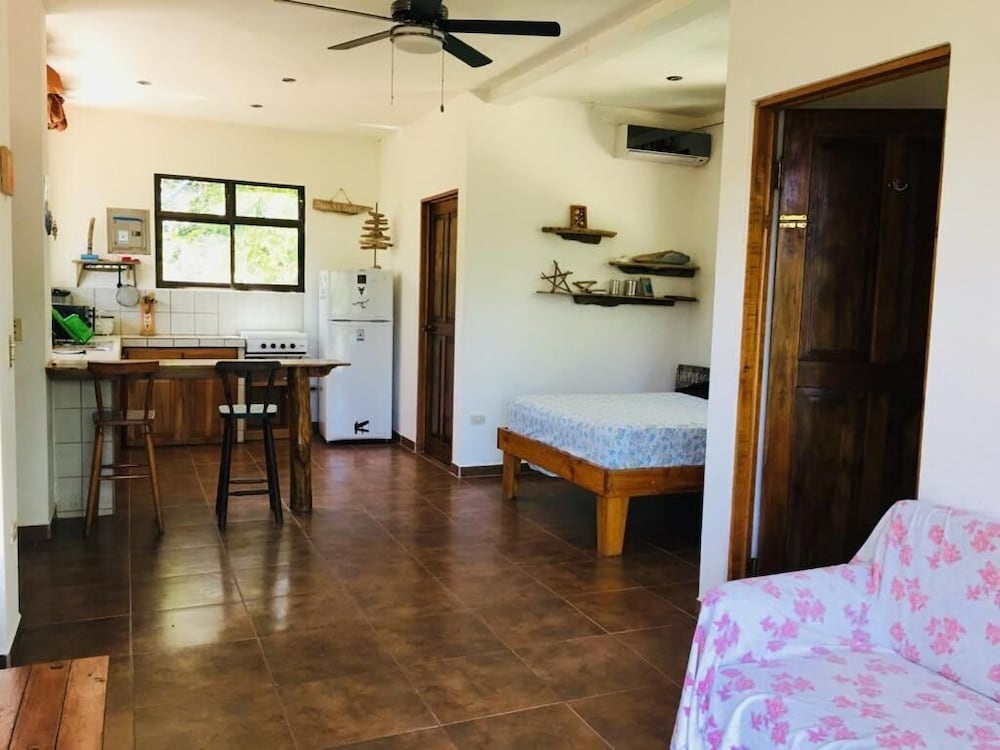 Burnt Toast Surf Camp - Hostel view 3