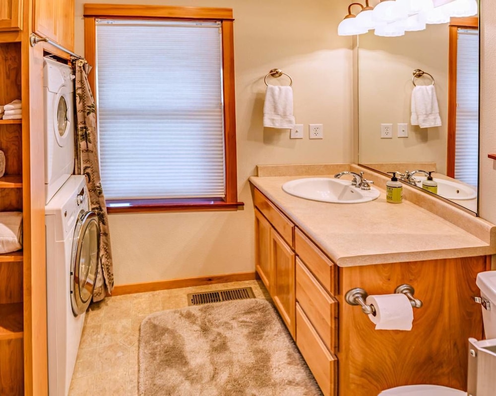 Ashland Vacations - The Pioneer Craftsman House - Closest to Osf - Property Image 11