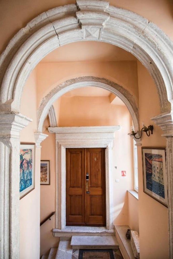 Amoret Apartments