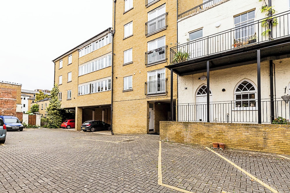 Tranquil 2 Bedroom Apartment in East London