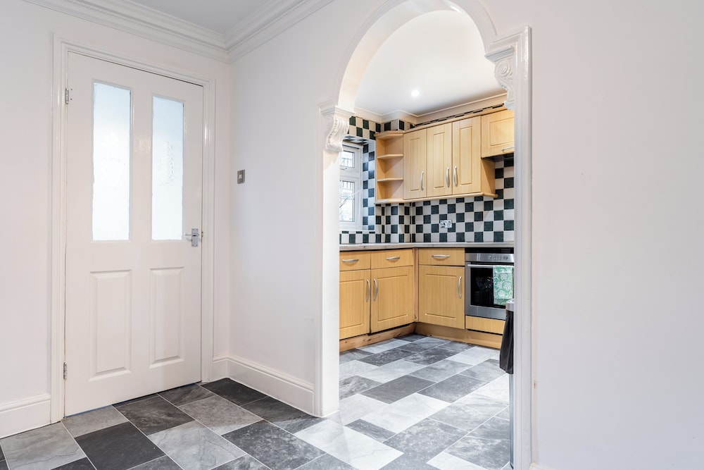 4-bed Home in Purley Near Gatwick Airport London