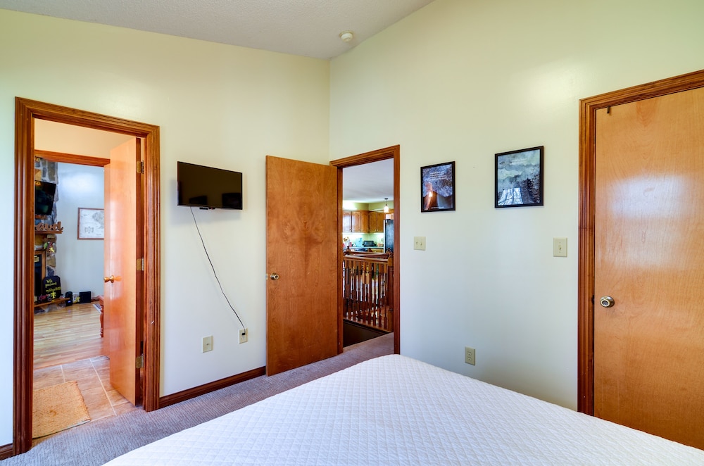 Burnside Resort Cabin w/ Hot Tub & Outdoor Spots!