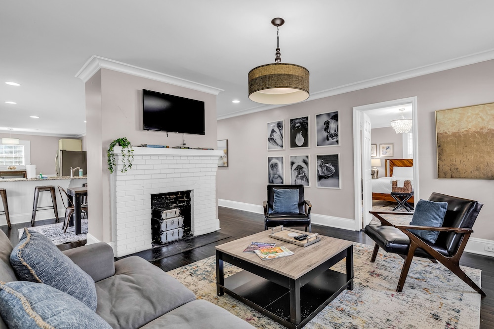 Charlotte Vacations - Bright and Modern Close to Everything - Property Image 1