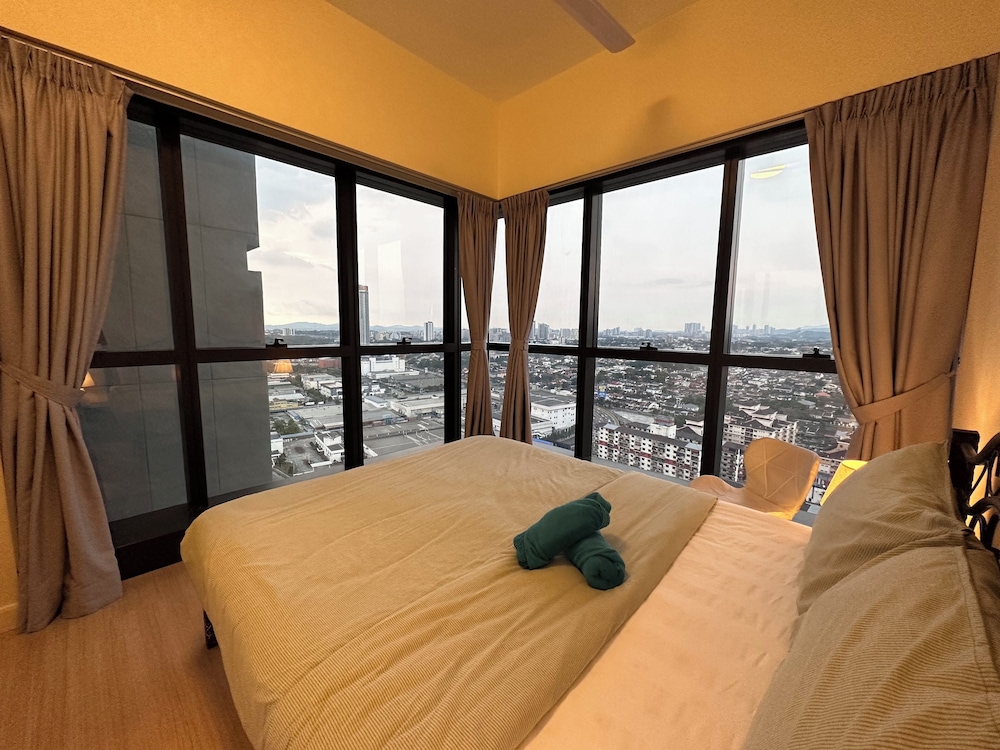 Skyline Luxe 4BR Retreat with En-suites