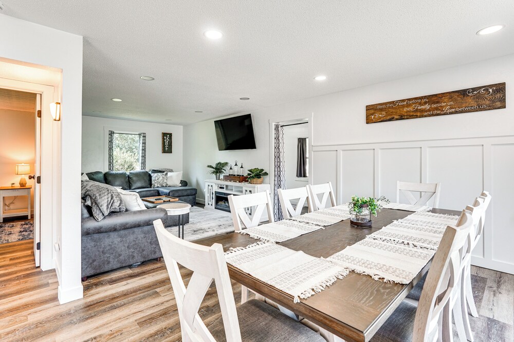 15 Mi to Downtown Sioux Falls: Gem w/ Yard!