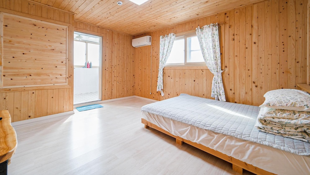 Jeju Haebaragi Pension